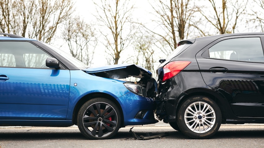 Two damaged cars after an accident on a highway in Tennessee with emergency lights flashing. car accident lawyers in tennessee