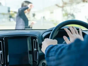 Visual of a scene where distracted drivers and drunk drivers pose a risk to pedestrians, emphasizing the need for experienced Nashville pedestrian accident lawyers.